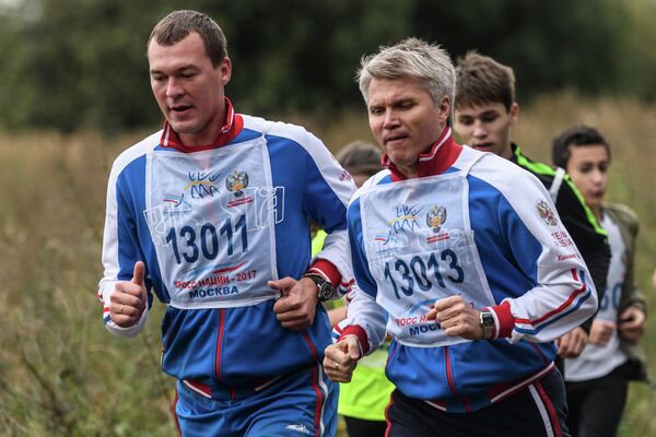 Павел Колобков (справа) и Михаил Дегтярев во время забега в рамках Всероссийского дня бега Кросс Нации-2017