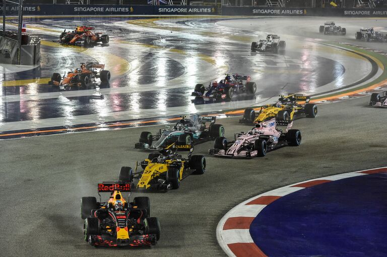 Пилоты на дистанции гонки 14-го этапа чемпионата Формулы-1 Гран-при Сингапура