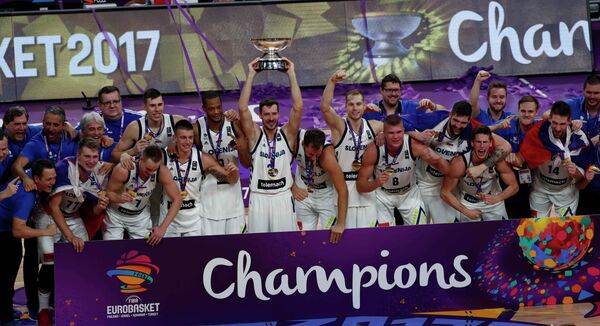 Баскетболисты сборной Словении после победы на чемпионате Европы-2017