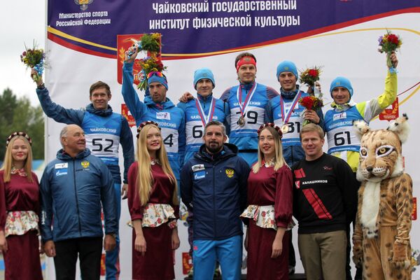 Участники цветочной церемонии после финиша спринта на чемпионате России по летнему биатлону