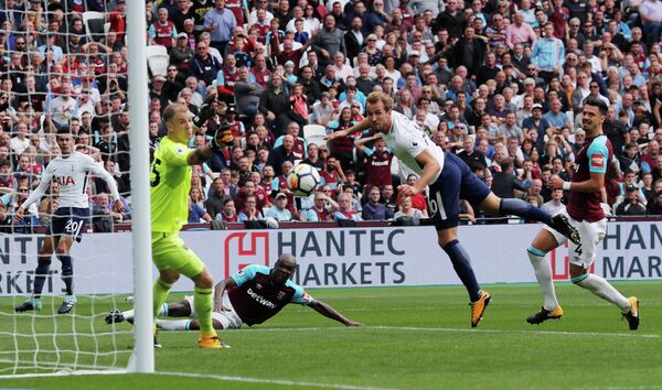 Нападающий Тоттенхэма Харри Кейн (второй справа) забивает гол в ворота Вест Хэма
