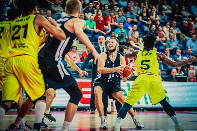 Игровой момент матча Лиги чемпионов FIBA между БК Антверпен и БК Нижний Новгород