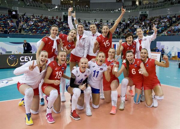 Волейболистки сборной России радуются победе над командой Болгарии после матче группового этапа чемпионата Европы