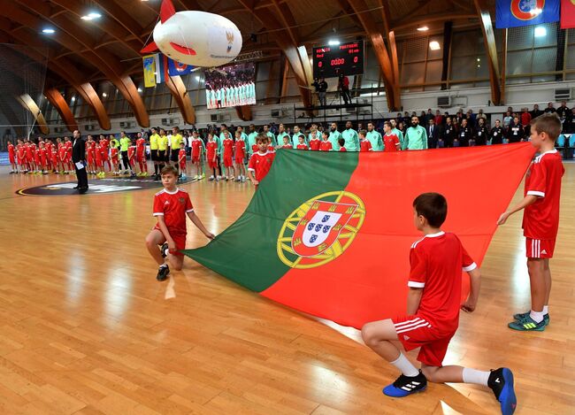 Игроки России и Португалии перед началом товарищеского матча по мини-футболу