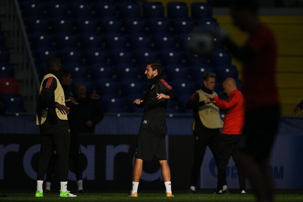 Защитник Манчестер Юнайтед Маттео Дармиан (в центре)
