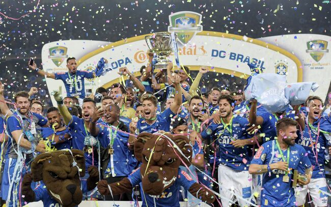 Футболисты Крузейро радуются победе в Кубке Бразилии