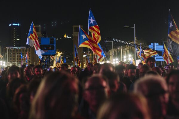 Участники митинга в Барселоне в поддержку референдума о независимости Каталонии