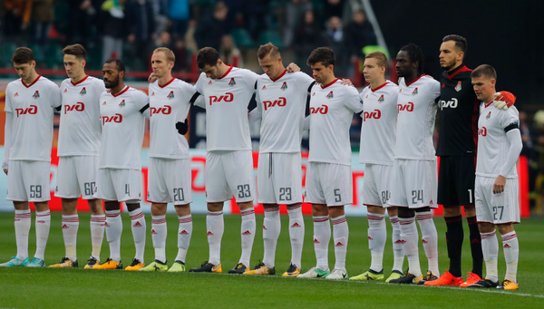 Футболисты Локомотива во время минуты молчания в память Алексея Арифуллина