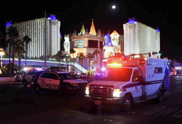 Автомобили полиции и скорой помощи на улице Лас-Вегаса после перестрелки