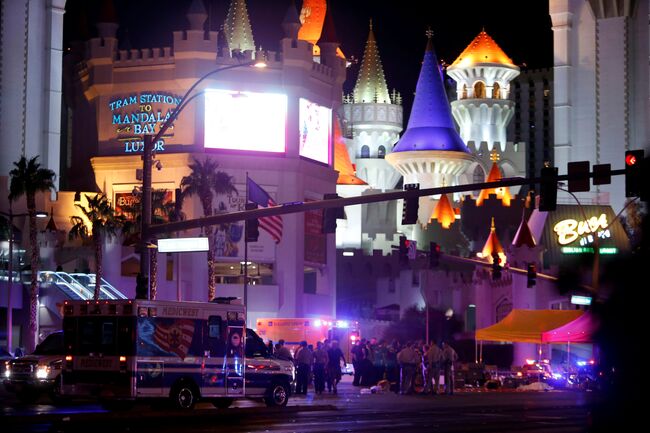 Полиция и медицинские службы на месте стрельбы у казино Mandalay Bay в Лас-Вегасе, США. 2 октября 2017