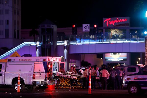 Полиция и медицинские службы на месте стрельбы у казино Mandalay Bay в Лас-Вегасе, США. 2 октября 2017