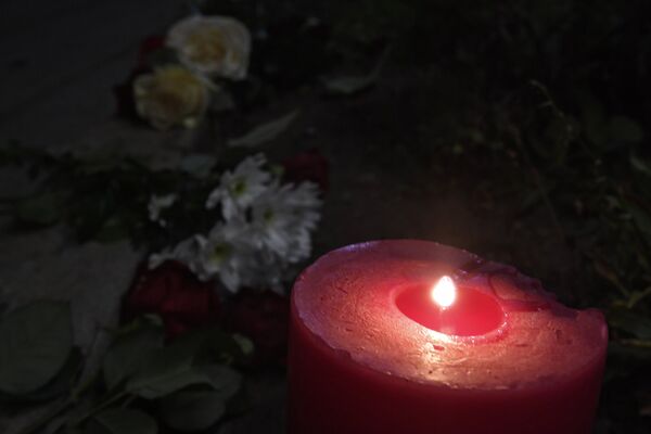Свеча и цветы у посольства США в Москве