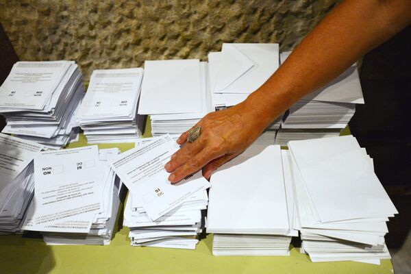 Бюллетени для голосования на избирательном участке в Барселоне