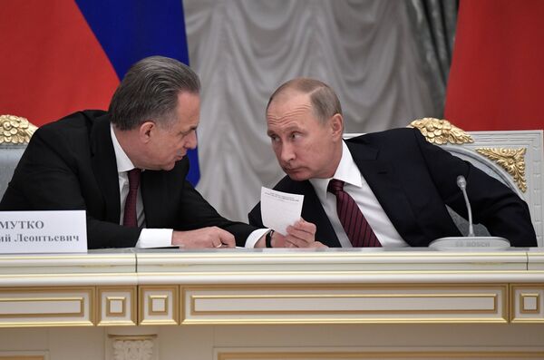 Владимир Путин и Виталий Мутко (слева)