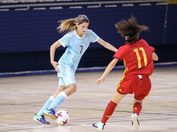 Игровой момент матча между женскими юниорскими сборными по мини-футболу России и Испании