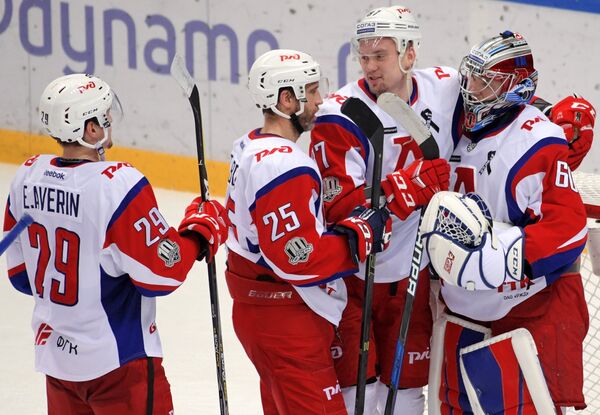 Хоккеисты Локомотива Егор Аверин, Максим Тальбо, Рушан Рафиков и Александр Судницин (слева направо)