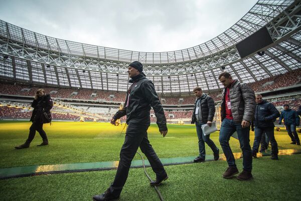 Инспекционный визит делегации ФИФА и оргкомитета Россия-2018 на стадион Лужники, в центре на первом плане - Крис Унгер