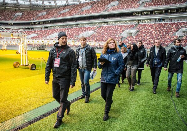 Инспекционный визит делегации ФИФА и оргкомитета Россия-2018 на стадион Лужники, слева - Крис Унгер