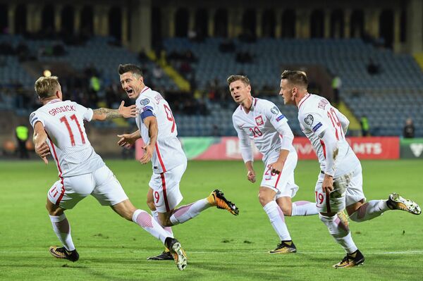 Футболисты сборной Польши поздравляют Роберта Левандовского с забитым мячом