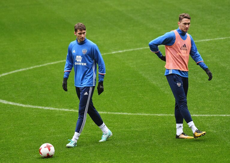 Футбоолисты сборной России Антон Миранчук (слева) и Алексей Миранчук