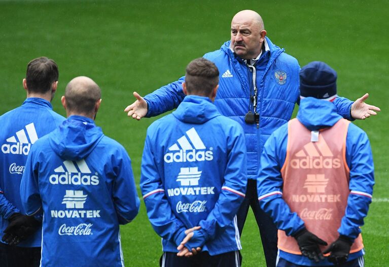 Главный тренер сборной России по футболу Станислав Черчесов и игроки сборной на тренировке