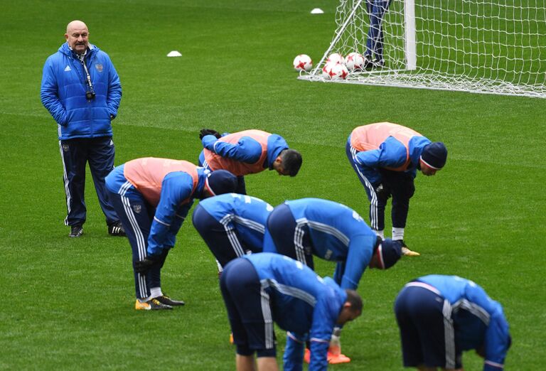 Станислав Черчесов (слева)