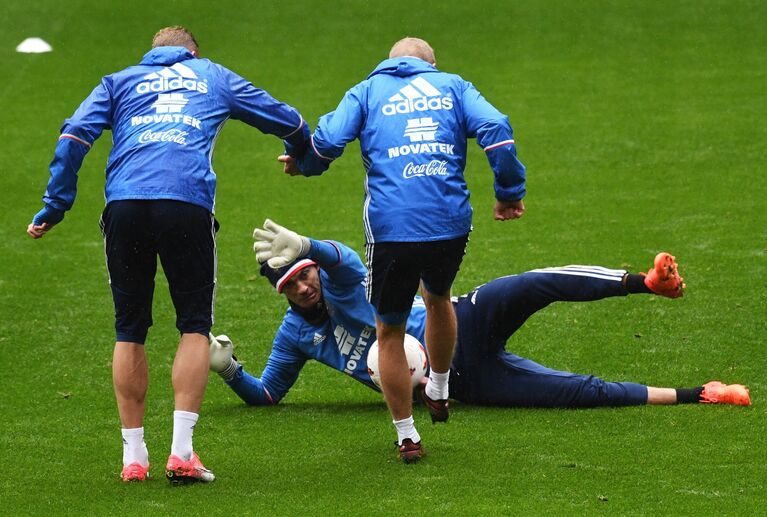 Вратарь сборной России по футболу Владимир Габулов (на втором плане)