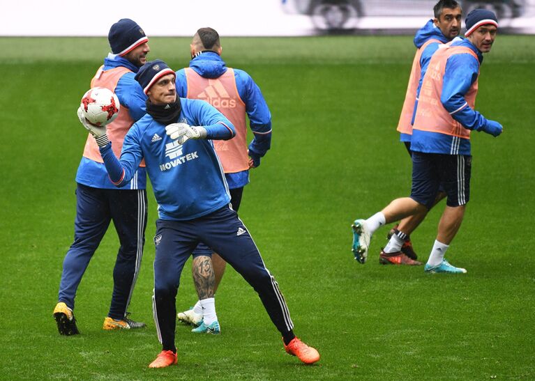 Вратарь сборной России по футболу Владимир Габулов (на первом плане), Юрий Жирков и Александр Самедов (справа налево)