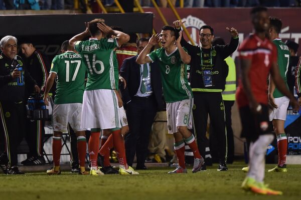 Футболисты сборной Мексики радуются голу