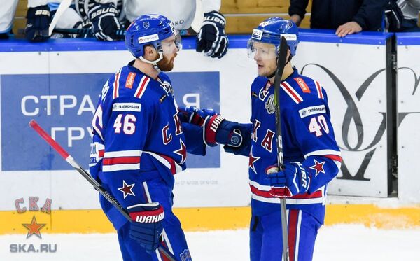 Хоккеисты СКА Владислав Гавриков и Евгений Кетов (слева направо)