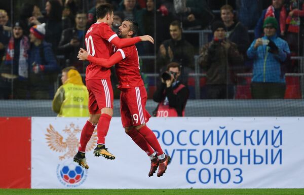 Футболисты сборной России Федор Смолов (слева) и Александр Самедов радуются забитому голу