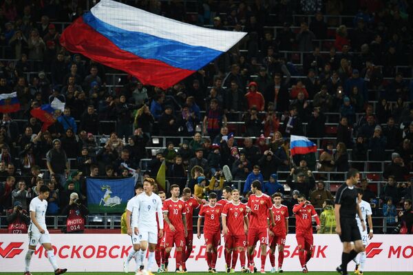 Футболисты сборной России радуются забитому голу