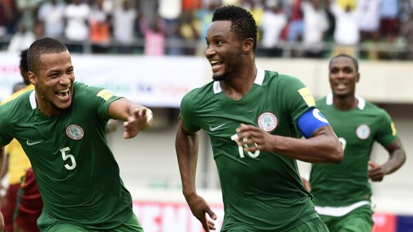 Футболисты сборной Нигерии радуются забитому мячу