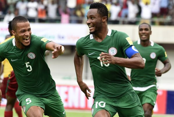Футболисты сборной Нигерии радуются забитому мячу