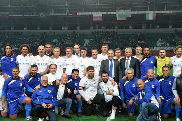 Футболисты российской команды Лидер-65 и итальянской команды ветеранов Club Italia Master после товарищеского матча в Грозном Футболисты российской команды Лидер-65 и итальянской команды ветеранов Club Italia Master после товарищеского матча в Грозном