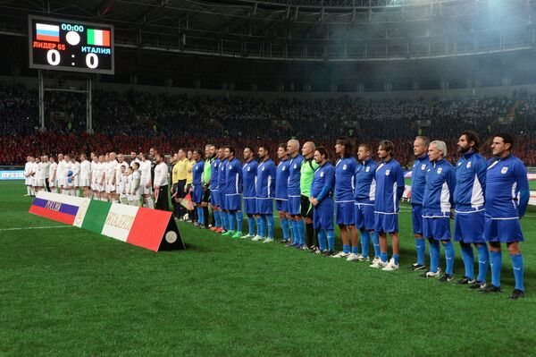 Футболисты российской команды Лидер-65 и итальянской команды ветеранов Club Italia Master перед товарищеским матчем в Грозном