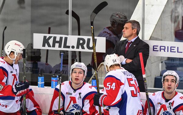 Главный тренер Локомотива Дмитрий Квартальнов (справа на втором плане) и хоккеисты клуба
