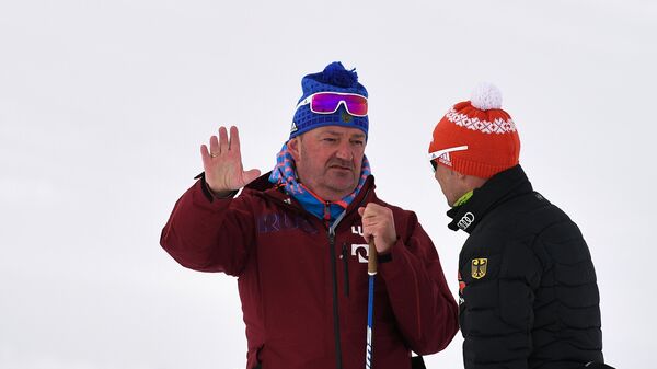 Тренер сборной России по лыжным гонкам Маркус Крамер (слева)