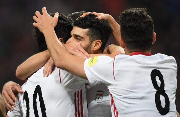 Футболисты сборной Ирана радуются забитому мячу