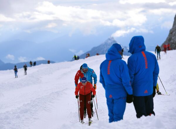 Российские лыжники на тренировке на леднике Дахштайн в Австрии