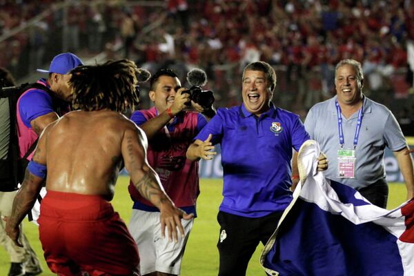 Главный тренер сборной Панамы по футболу Дарио Гомес (второй справа)