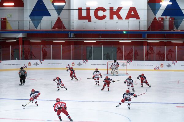 Юные хоккеисты на льду крытого ледового катка ЦСКА
