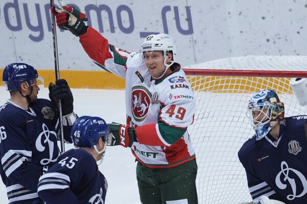 Вратарь ХК Динамо Александр Ерёменко и нападающий ХК Ак Барс Роб Клинкхаммер (справа налево)