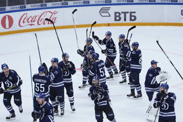 Хоккеисты Динамо радуются победе