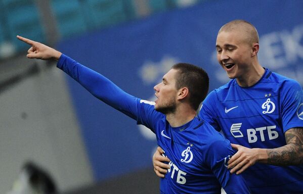 Игроки ФК Динамо Александр Ташаев (слева) и Себастьян Хольмен