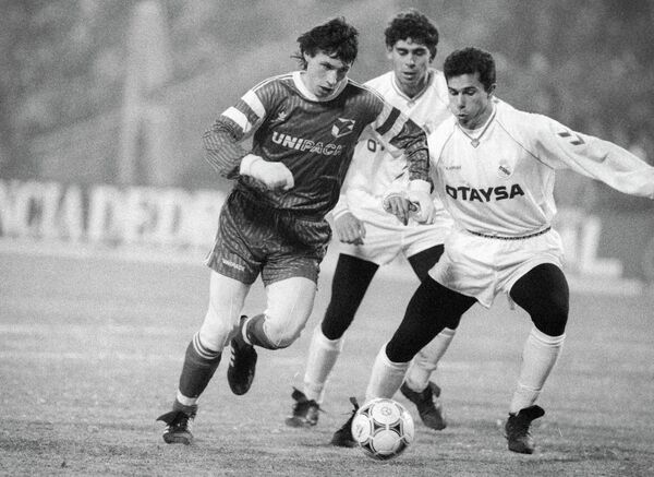 Футболист Спартака Александр Мостовой (слева) во время матча против мадридского Реала в марте 1991 года