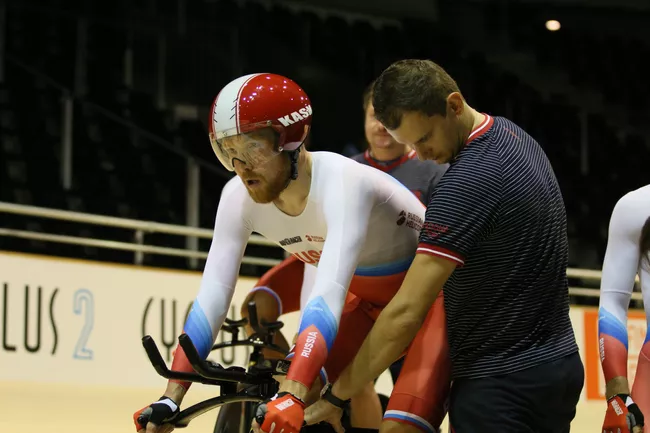 Российский велогонщик Дмитрий Соколов (слева) во время выступления на чемпионате Европы