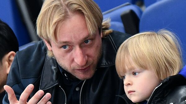 Двукратный олимпийский чемпион по фигурному катанию Евгений Плющенко с сыном Александром