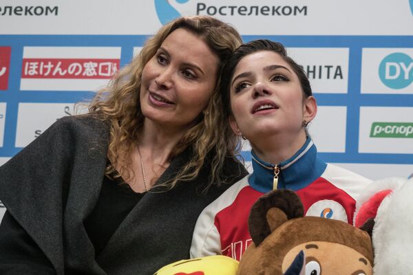 Евгения Медведева (справа) и ее тренер Этери Тутберидзе