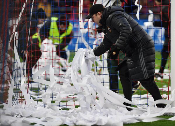 Работники стадиона убирают ленты в штрафной площади ЦСКА